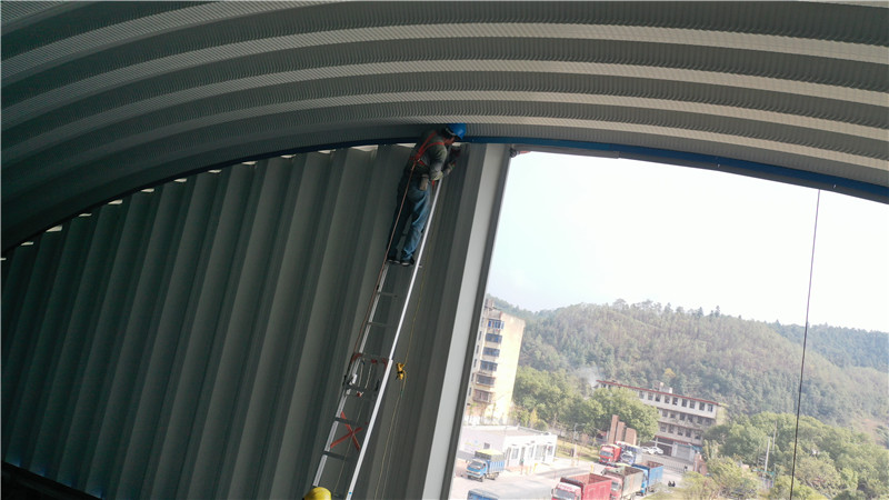 敲擊金屬拱形屋頂是什么聲音？